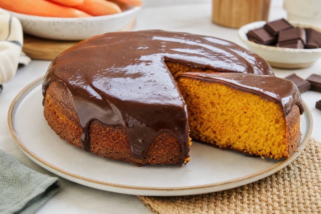 Bolo de cenoura na air fryer com cobertura de chocolate